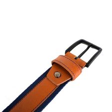 Cinturón unifaz de cuero miel con bordado textil azul para hombre con pasador y hebilla metálica.