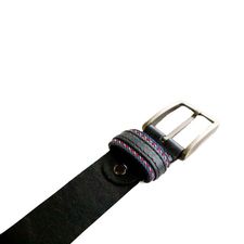 Cinturón unifaz de cuero negro para hombre con pasador y hebilla metálica.